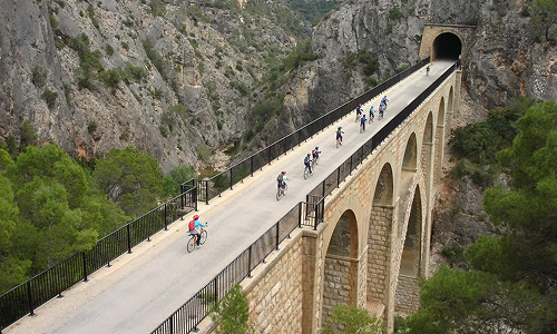 des familles qui marchent sur le pont