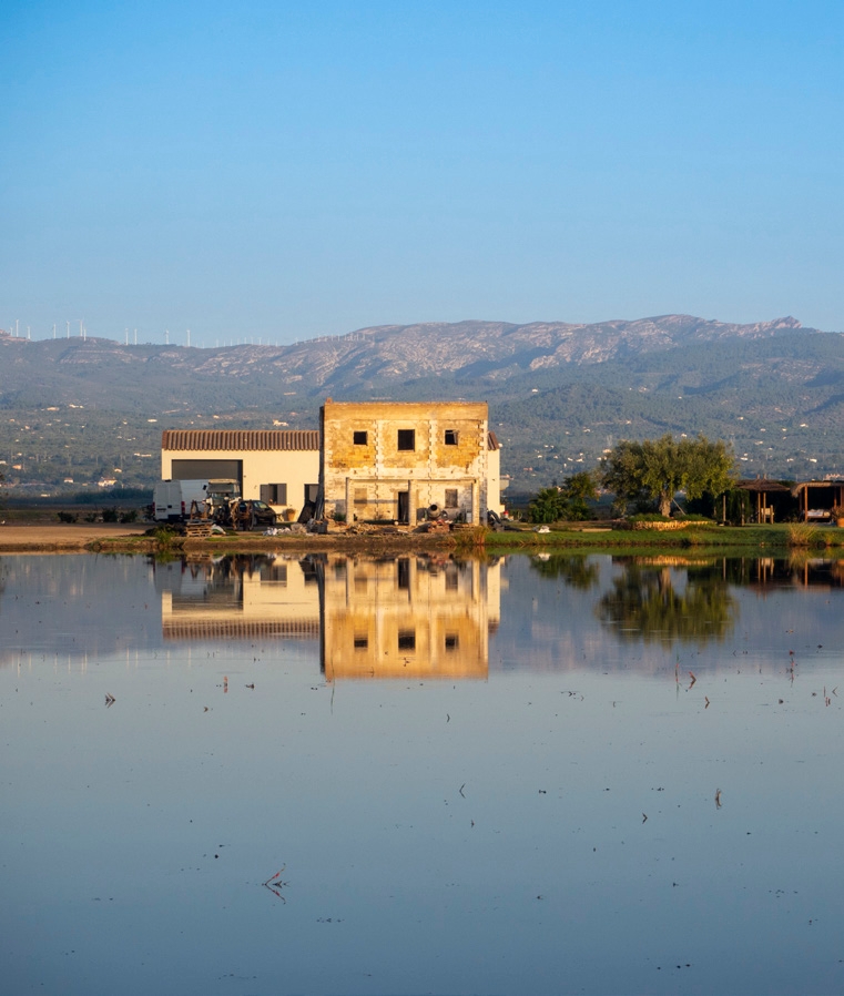 Farmhouse and Cardó-Boix mountain range in the background